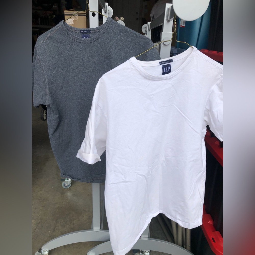 2 GAP men’s Short Sleeve Tees in Gray and White